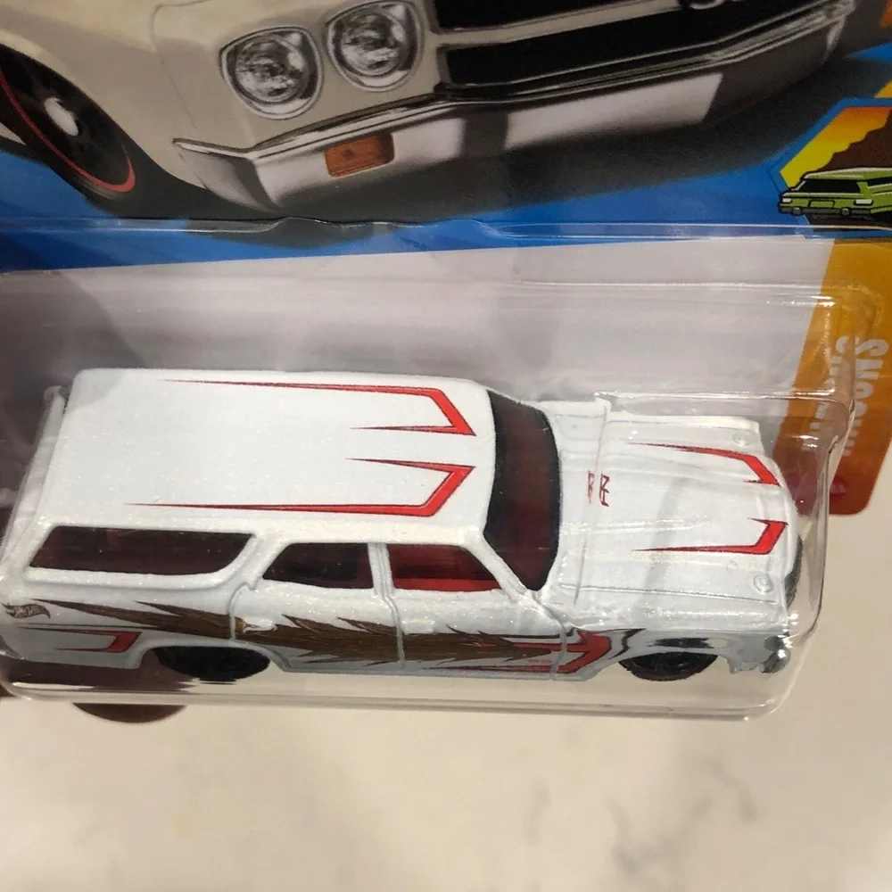 Mattel Hot Wheels '70 Chevelle SS Wagon - White and Red